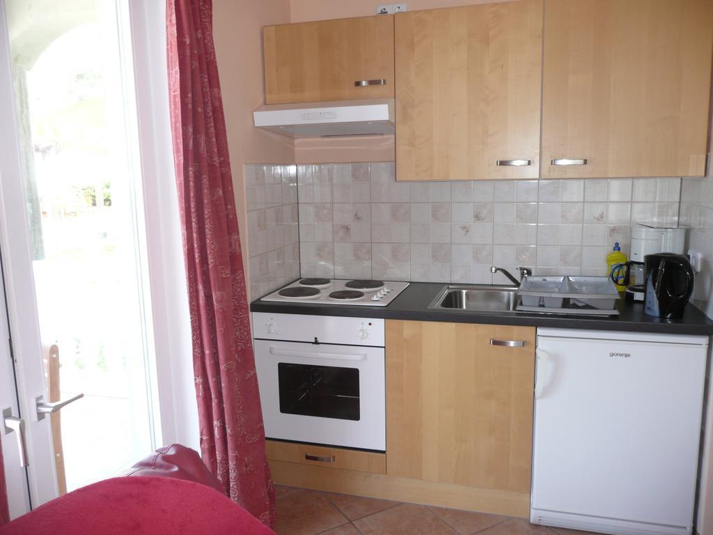 Apartments Rafaela Barbat na Rabu Екстер'єр фото